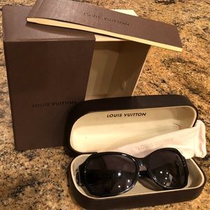 COPY - Sunglasses - LOUIS VUITTON - Authentic Bla…